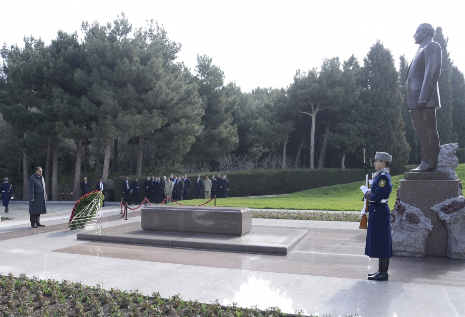 Pakistani President pays respect to national leader Heydar Aliyev