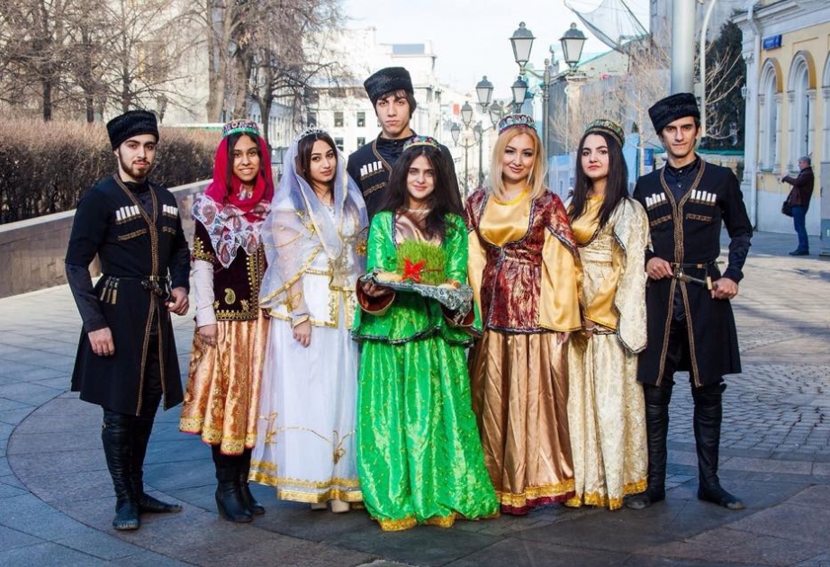 全俄罗斯阿塞拜疆协会和俄罗斯阿塞拜疆人青年组织积极分子举行诺鲁孜节快闪活动