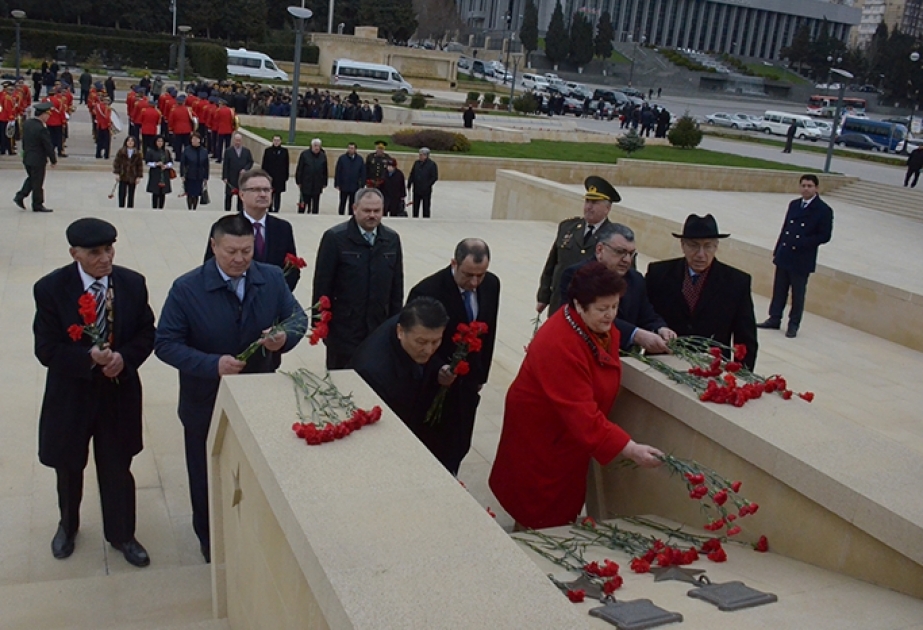 Делегация Межпарламентской Ассамблеи СНГ возложила цветы к монументу Ази Асланова