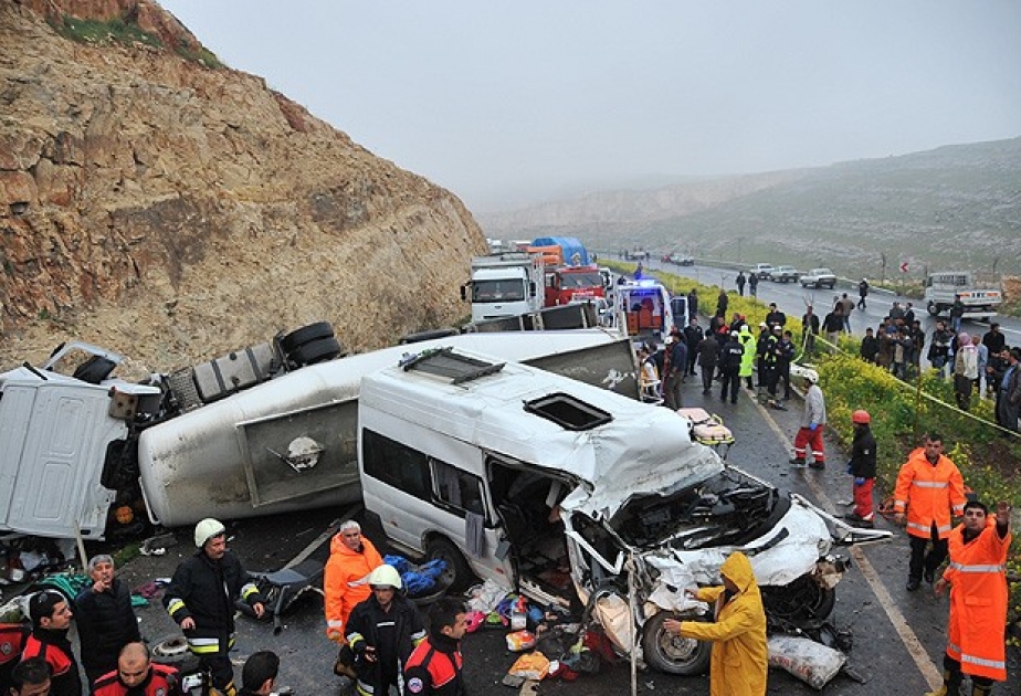 Türkiyənin Şanlıurfa vilayətində üç nəqliyyat vasitəsinin toqquşması nəticəsində 13 nəfər ölüb