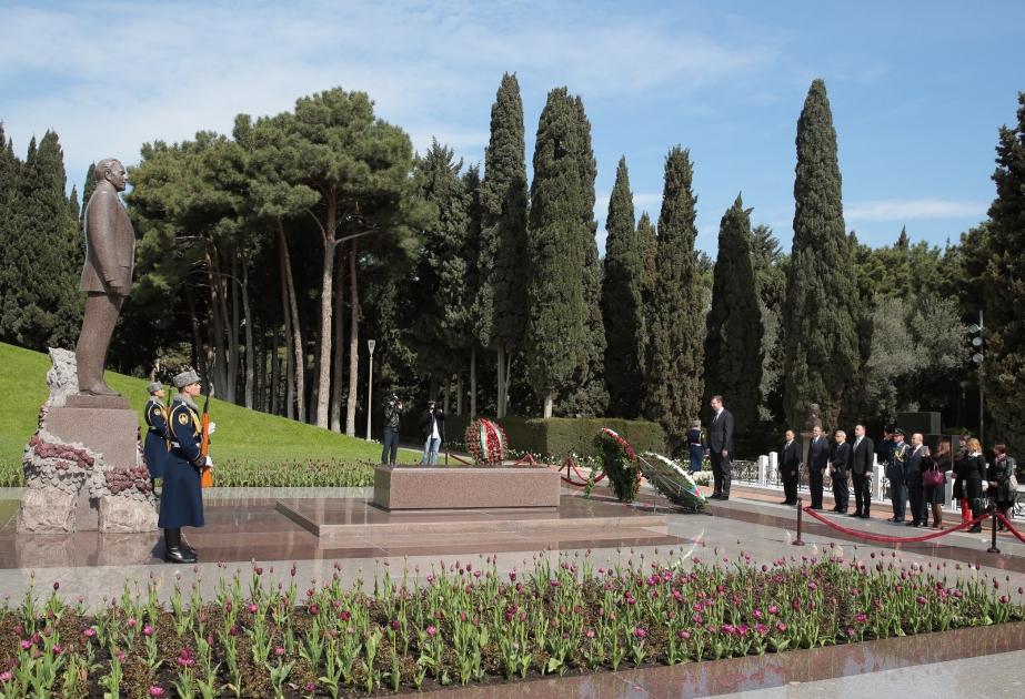 رئيس الوزراء الصربي يزور ضريح حيدر علييف