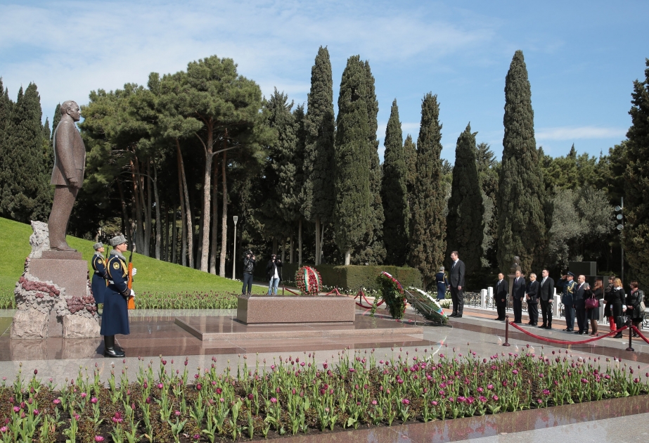 Serbischer Ministerpräsident hat das Grabmal von Nationalleader Heydar Aliyev besucht