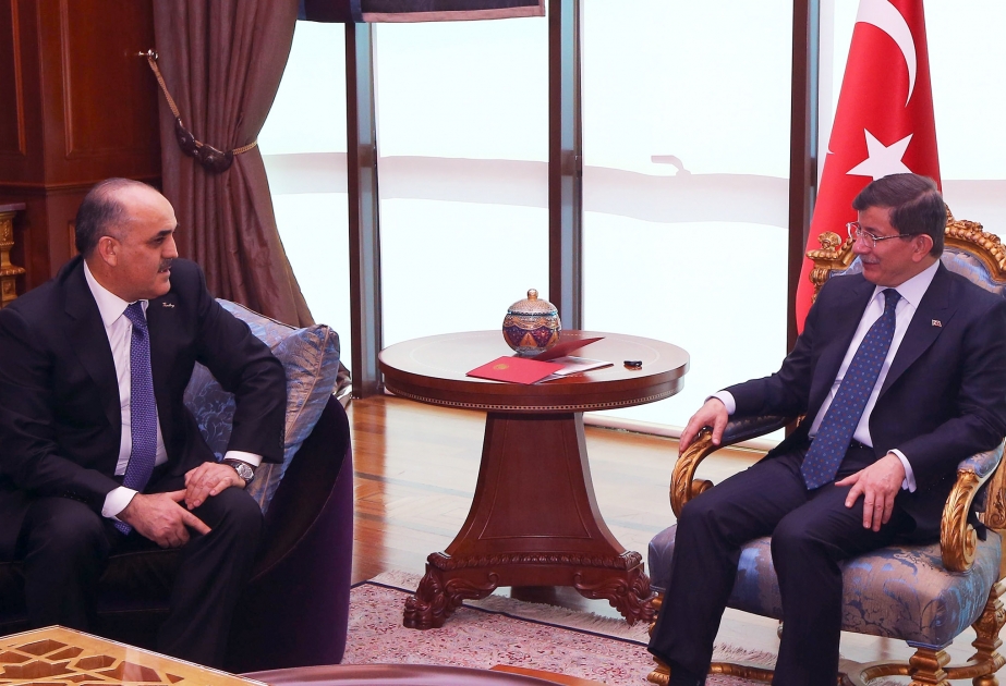 وزير العمل والضمان الاجتماعي يلتقي رئيس الوزراء التركي
