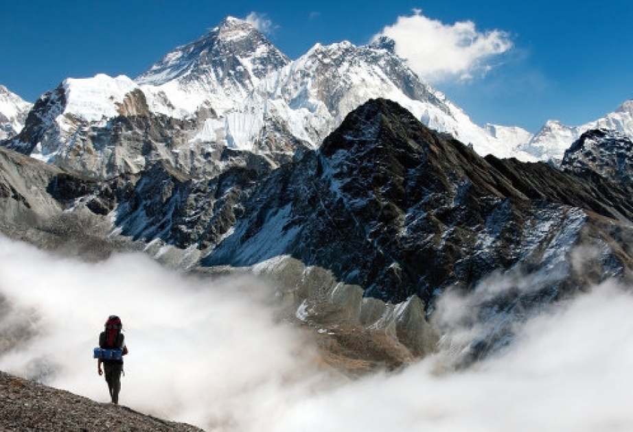 Everestdə qar uçqunu 18 xarici turistin ölümünə səbəb olub