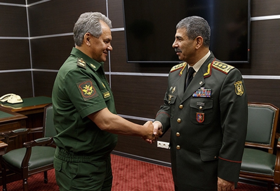 بحث آفاق التعاون العسكري بين أذربيجان وروسيا