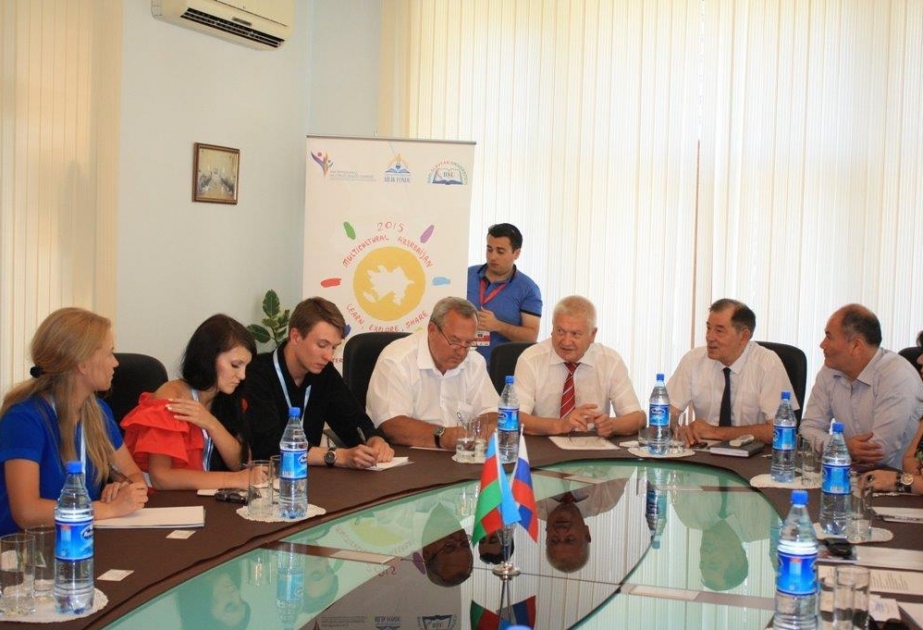 В Баку состоялся «круглый стол» «Азербайджанский мультикультурализм и русский язык как символ дружбы, сотрудничества и общественного согласия»