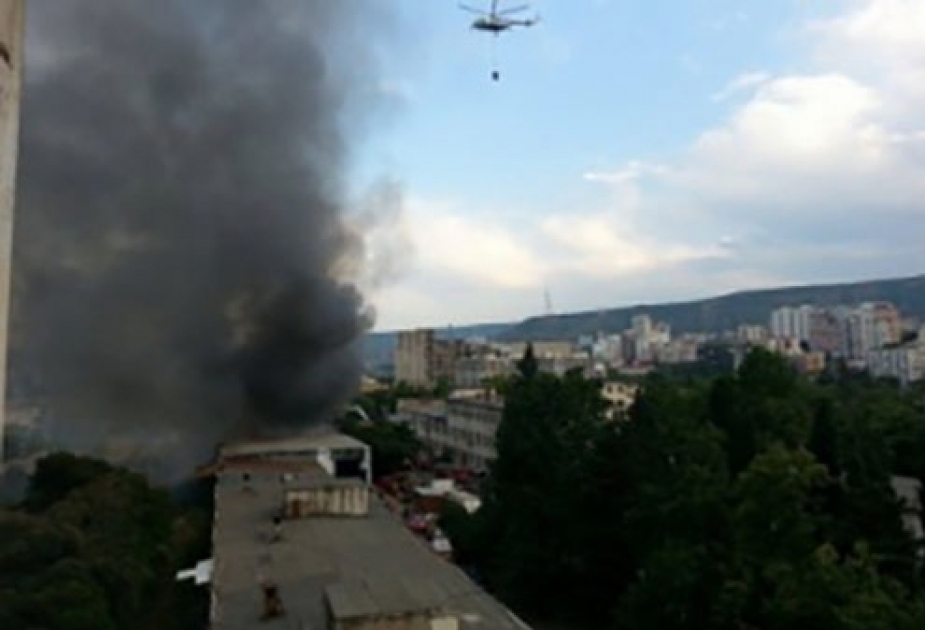 Tbilisinin mərkəzində tikinti materialları bazarındakı yanğının söndürülməsinə helikopterlər cəlb olunub