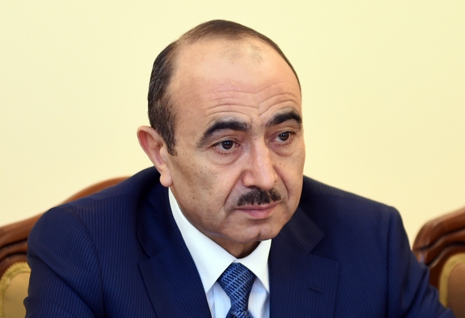 Ali Hassanov: Le gouvernement azerbaïdjanais prend toutes les mesures nécessaires concernant l'enquête sur la mort du journaliste Rassim Aliyev