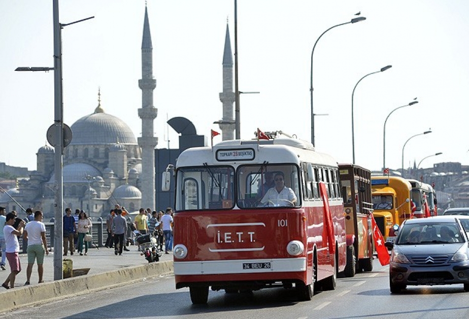 Zəfər bayramı münasibətilə köhnə avtobuslar İstanbulda dövrə vurub