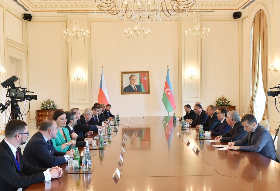 Treffen von aserbaidschanischen und tschechischen Präsidenten in Anwesenheit von Delegationen VIDEO