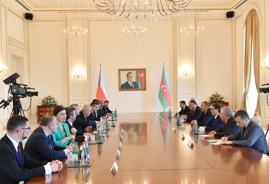 Entretien du président Ilham Aliyev et de son homologue tchèque Milos Zeman, en présence des délégations VIDEO
