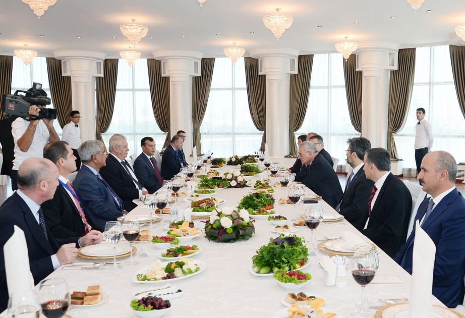 Arbeitsessen des aserbaidschanischen Premierministers Artur Rasizade und des tschechischen Präsidenten Miloš Zeman