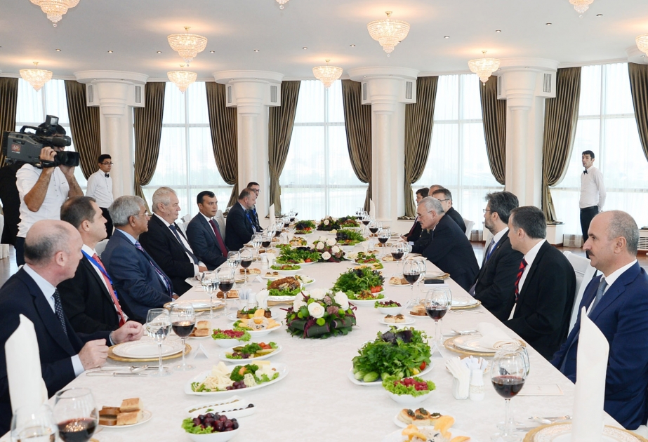 捷克总统与阿塞拜疆总理共进工作午餐