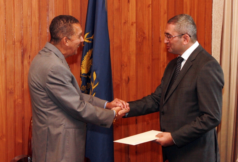 阿塞拜疆新任大使向特立尼达和多巴哥总统递交国书