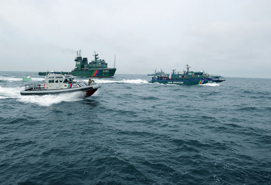Les bateaux des gardes-frontières azerbaïdjanais et russes effectuent des exercices en mer Caspienne