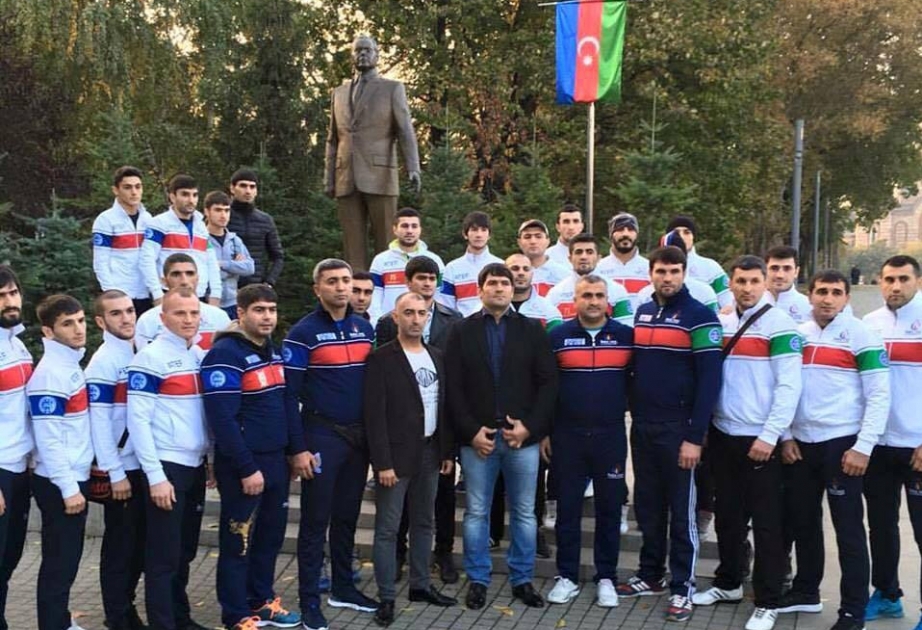 Les kick-boxeurs azerbaïdjanais visitent le monument à Heydar Aliyev à Belgrade