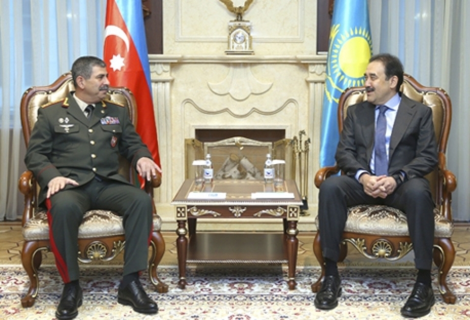 بحث تطوير التعاون العسكري الفني بين أذربيجان وكازاخستان