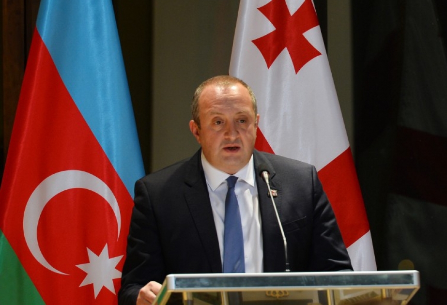 رئيس جورجيا: الشعب الجورجي يتذكر بامتنان مساعدة اخوية قدمتها أذربيجان له عند الضراء