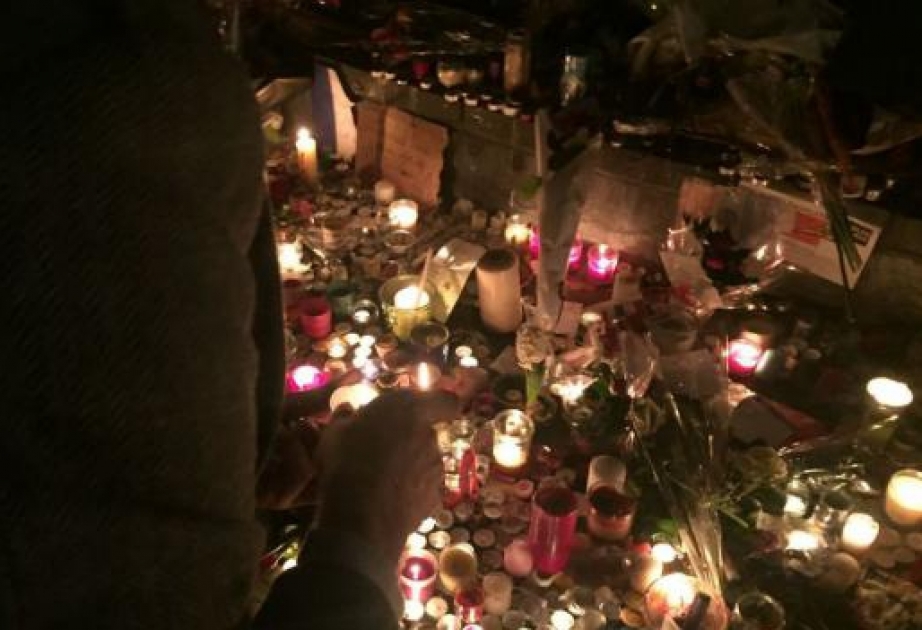 Paris: une minute de silence en hommage aux victimes des attentats