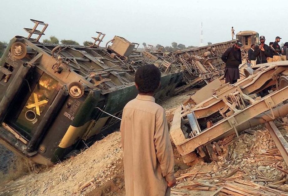 13 killed, over 150 injured after train derails in Pakistan