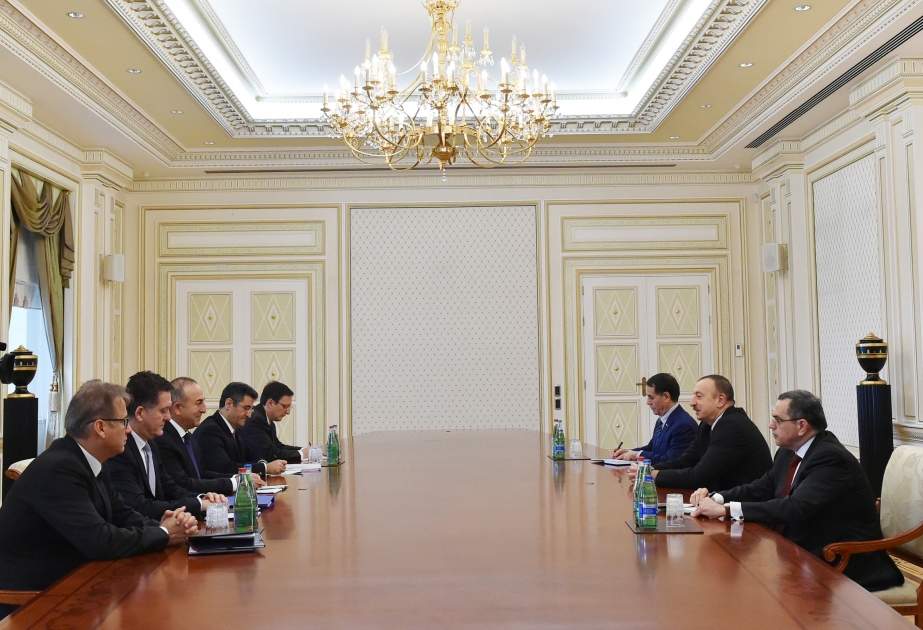 Aserbaidschans Präsident Ilham Aliyev hat eine Delegation um türkischen Außenminister empfangen VIDEO