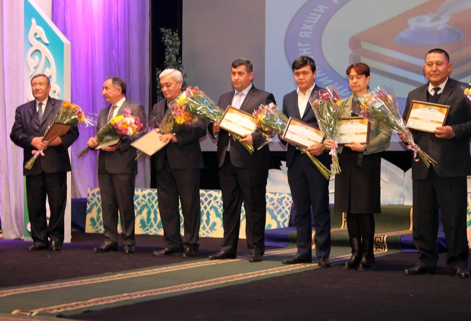 أذربيجاني في أوزبكستان يحصد الجائزة الأولى في مسابقة الكتب الدراسية