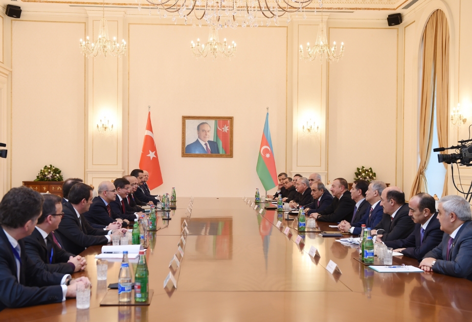 阿塞拜疆总统与土耳其总理举行集体会晤
