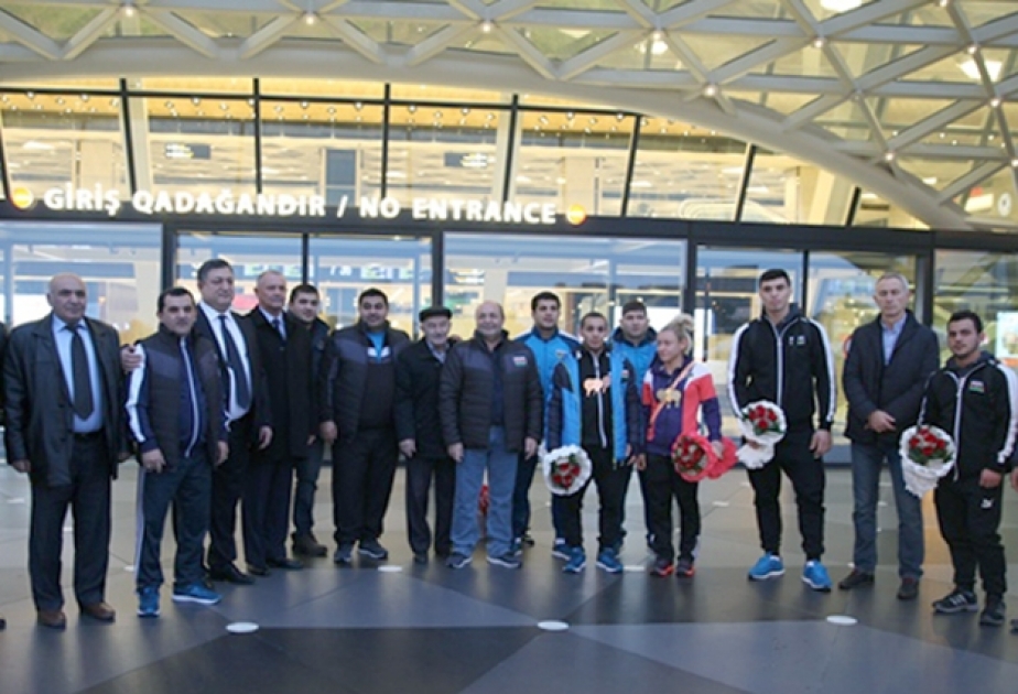 Азербайджанские тяжелоатлеты вернулись на Родину