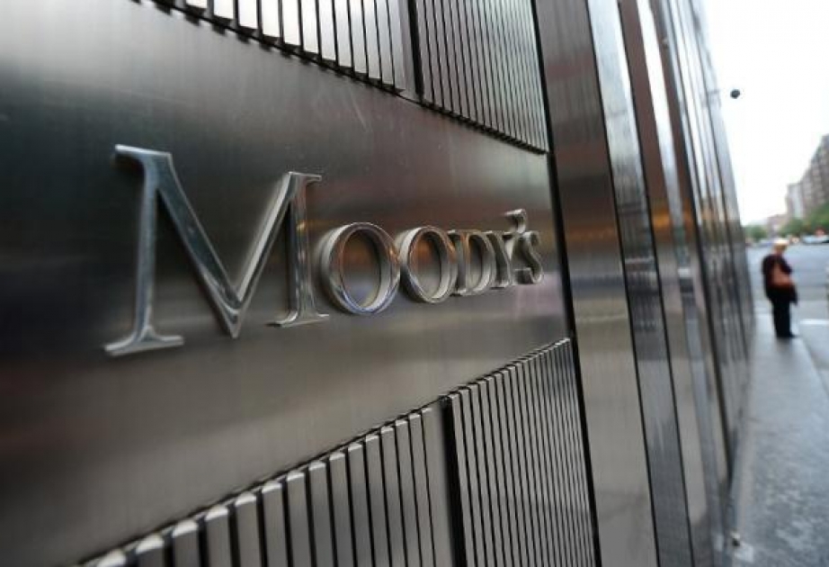 Moody's cuts 2016 oil price outlook by $10
