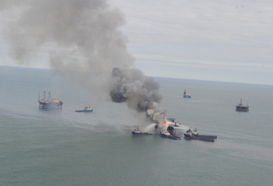 SOCAR: Выясняется принадлежность обнаруженного в море комбинезона пропавшим нефтяникам ВИДЕО