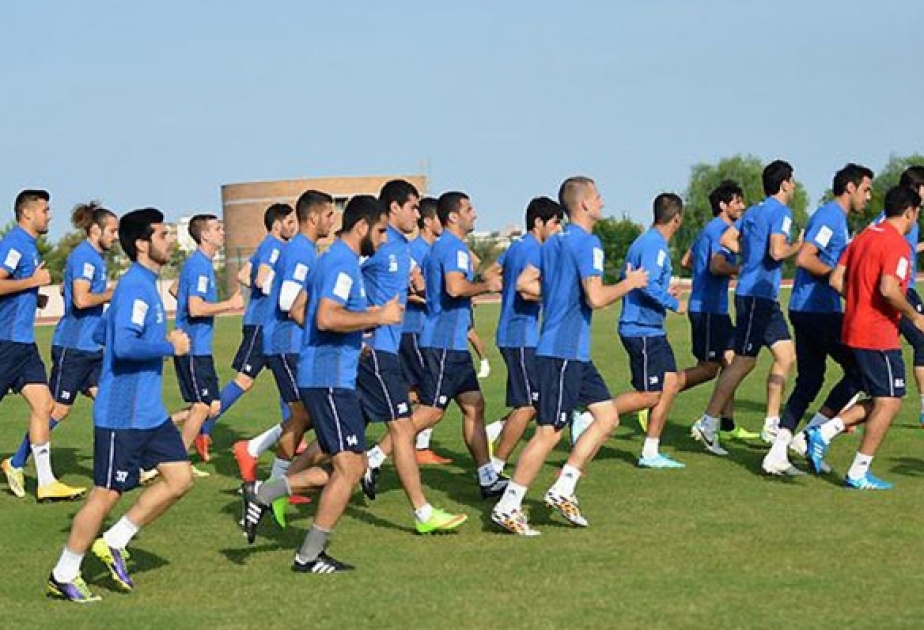 مدربا المنتخب الأذربيجاني لكرة القدم يتابعان استعدادات للنوادي