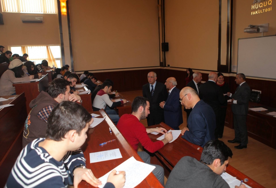 منظمات غير حكومية وخبراء في التعليم يتابعون سير الامتحانات في جامعة باكو