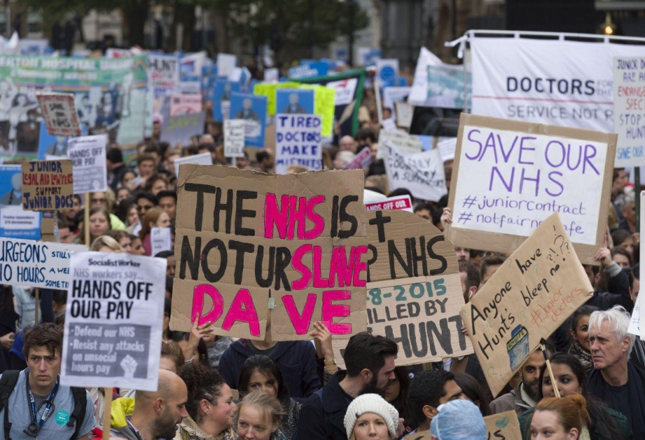 Young doctors in England use songs, slogans and signs during first strike in 40 years