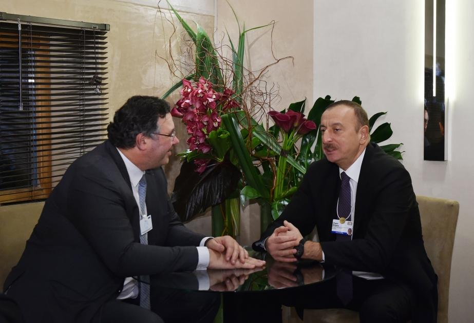 Azərbaycan Prezidenti İlham Əliyev Davosda TOTAL şirkətinin baş icraçı direktoru ilə görüşüb VİDEO
