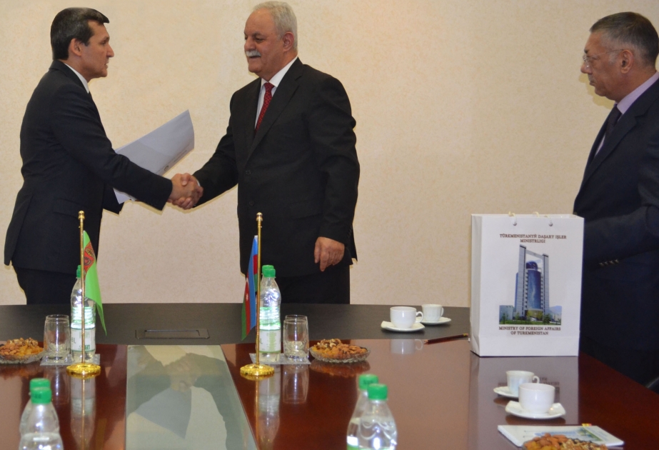 سفير أذربيجان في تركمانستان يسلم أوراق اعتماده
