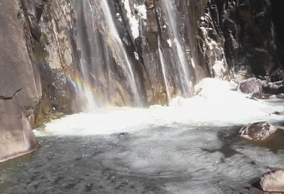 Japan's highest waterfall freezes