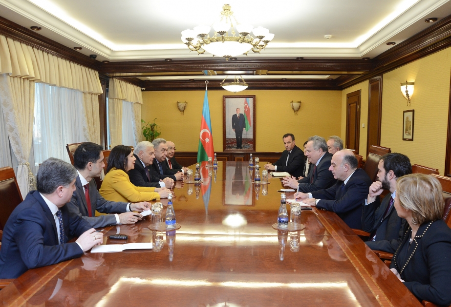 Delegation um griechischen Außenminister besucht aserbaidschanisches Parlament