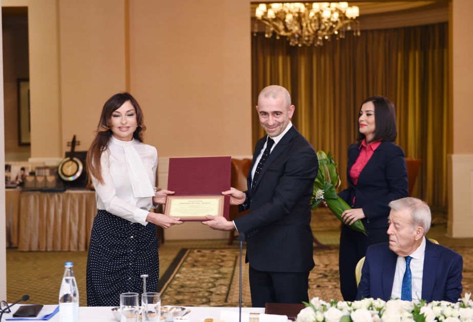 Heydər Əliyev Fondunun prezidenti Mehriban Əliyevaya “2015-ci ilin adamı” mükafatı təqdim edilib