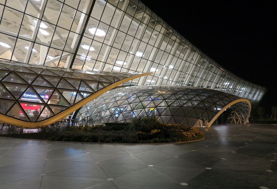 В Международном аэропорту Гейдар Алиев по невнимательности родителей пострадал ребенок