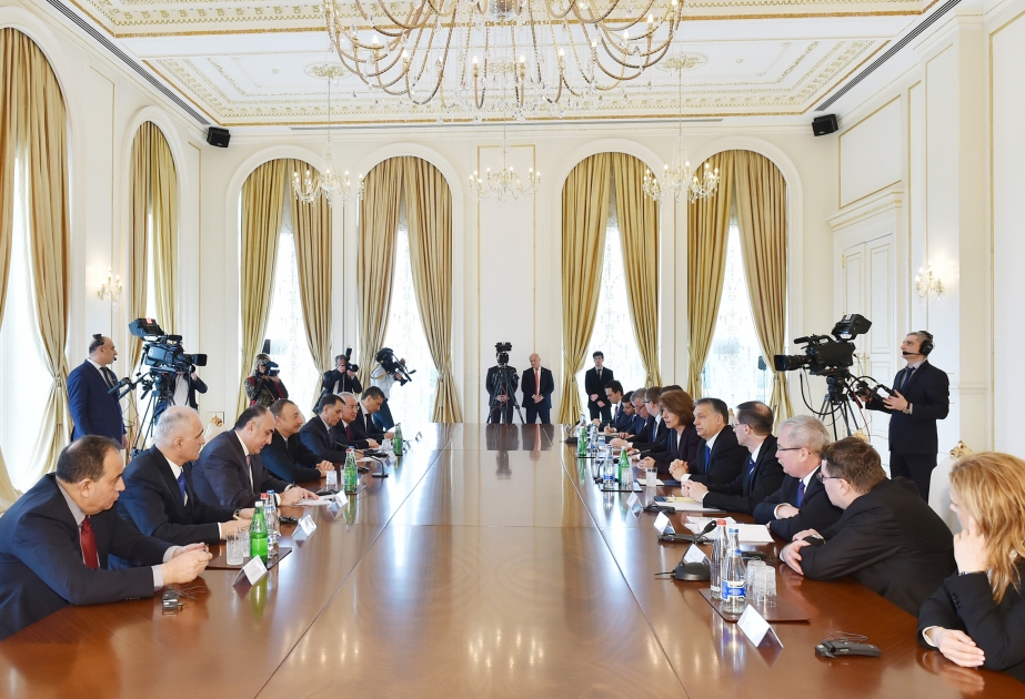 阿塞拜疆总统与匈牙利总理举行集体会晤