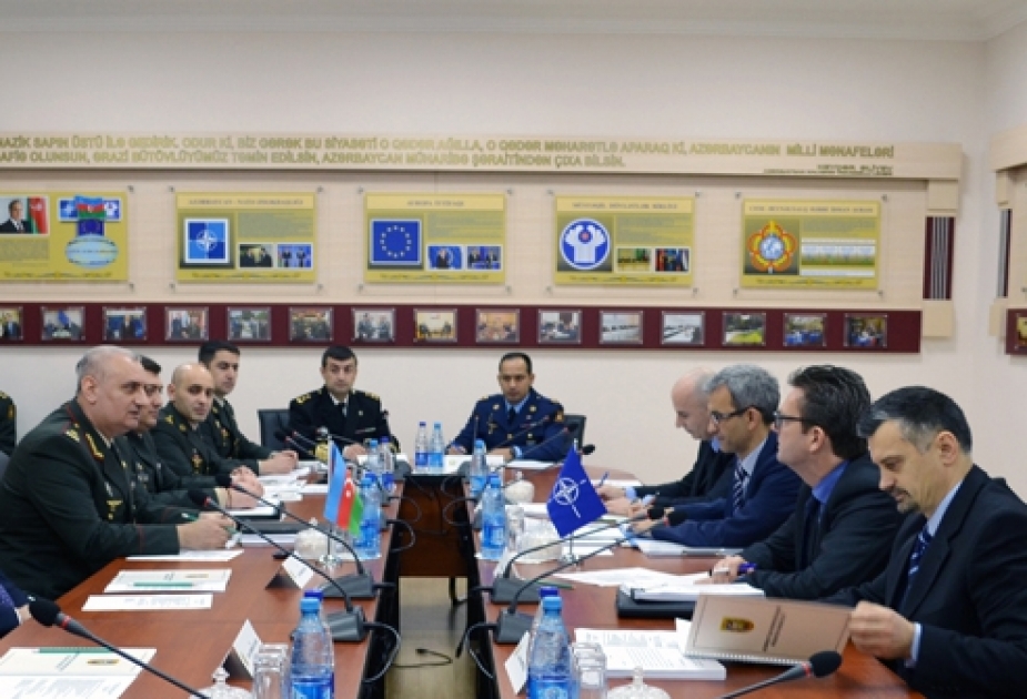 Une réunion de travail tenue avec un groupe d’experts de l’OTAN