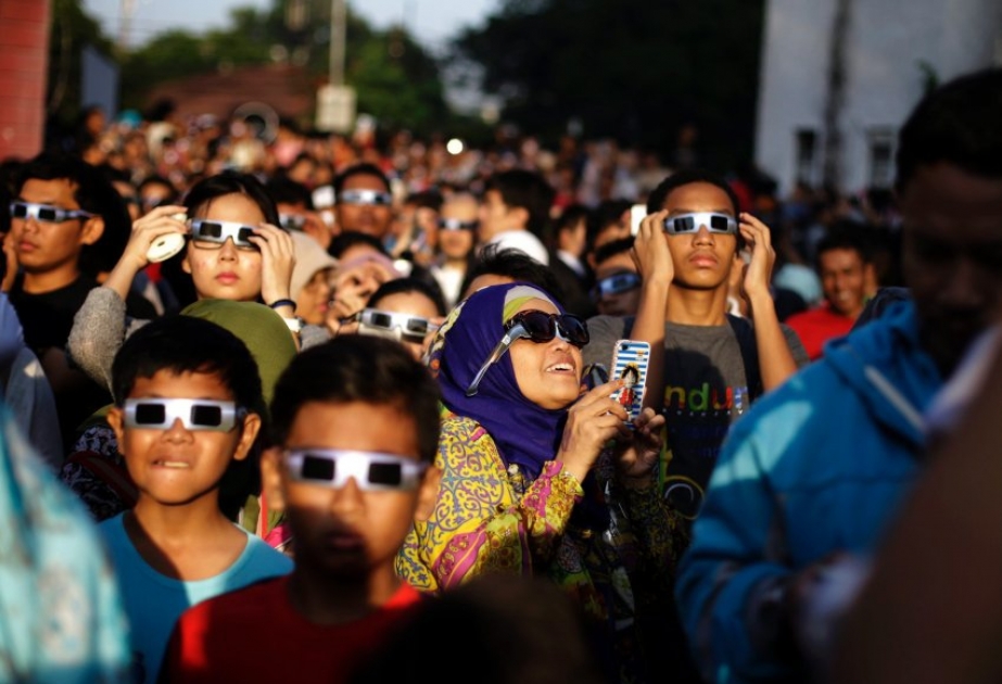 In Indonesien haben die Menschen eine totale Sonnenfinsternis beobachtet