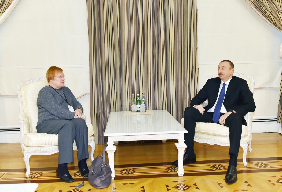 Aserbaidschans Präsident Ilham Aliyev trifft sich mit der ehemaligen finnischen Präsidentin Tarja Halonen VIDEO