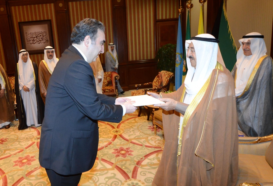 Botschafter Aserbaidschans überreicht dem Emir des Staates Kuwait sein Beglaubigungsschreiben