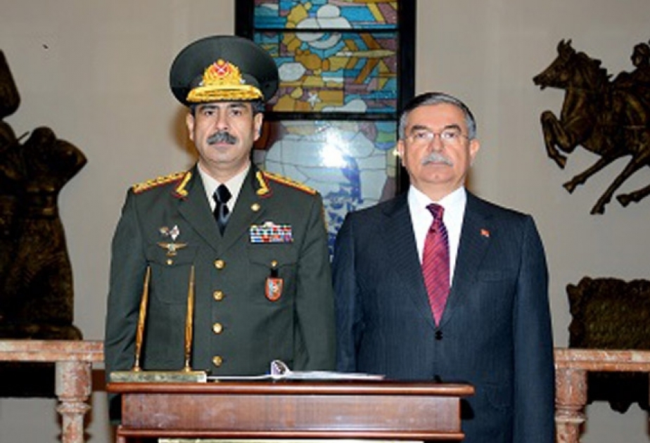 Türkische und aserbaidschanische Verteidigungsminister besprechen die jüngste Lage an der Front