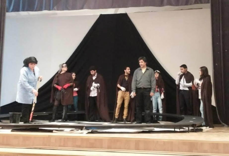 Бакинским студентам показали спектакль «Без вины виноватые» (ФОТО)