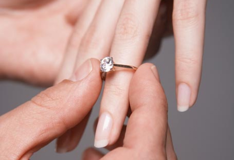 Средство от ревности: для супругов создали «кольца-верности» с GPS