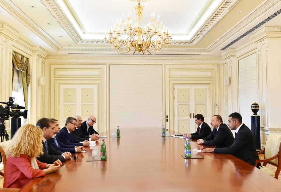 Президент Азербайджана Ильхам Алиев принял делегацию во главе с председателем постоянной комиссии по политике Европейского Союза Сената Италии ВИДЕО