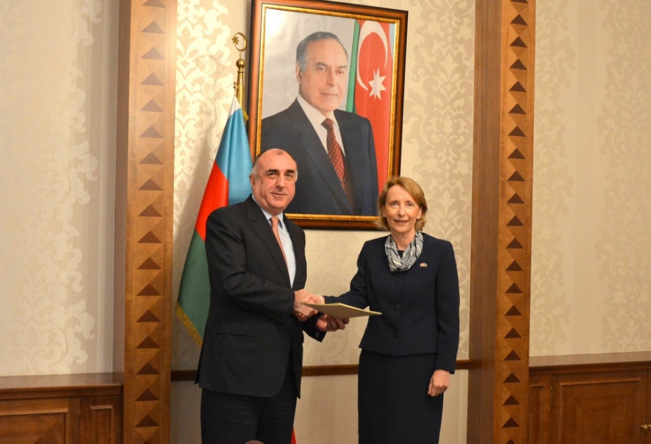 Incoming British Ambassador presents copy of credentials to Azerbaijani FM