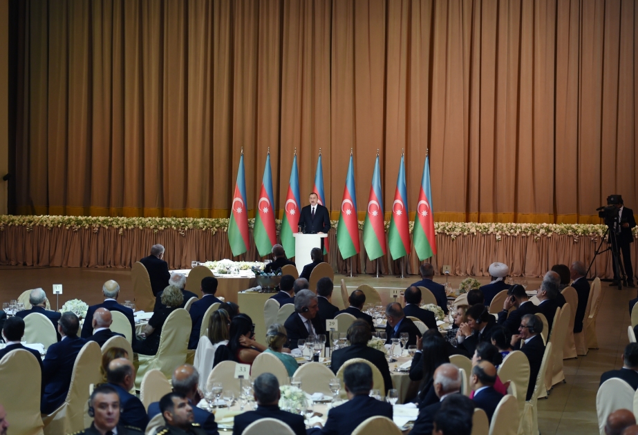 Президент Азербайджана Ильхам Алиев принял участие в официальном приеме по случаю Дня Республики
